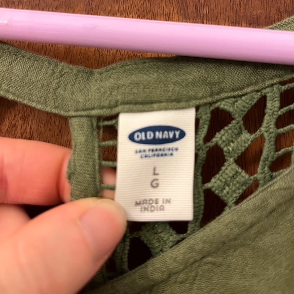 ❌SOLD❌ Flowy green tank top - Picture 4 of 5